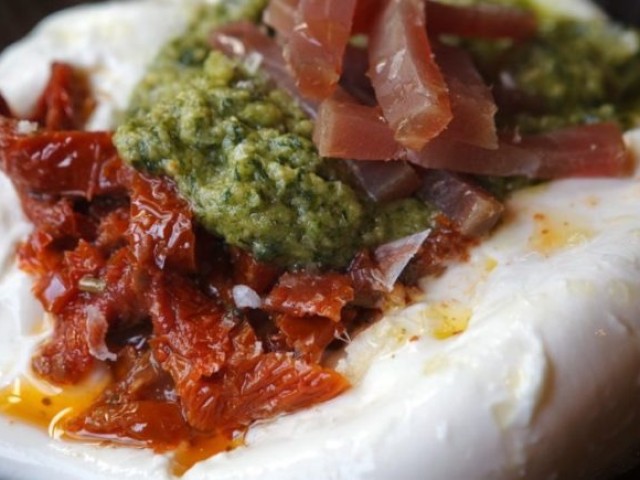 Burrata con atún ahumado, pesto y tomate seco