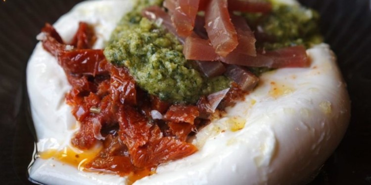 Burrata con atún ahumado, pesto y tomate seco