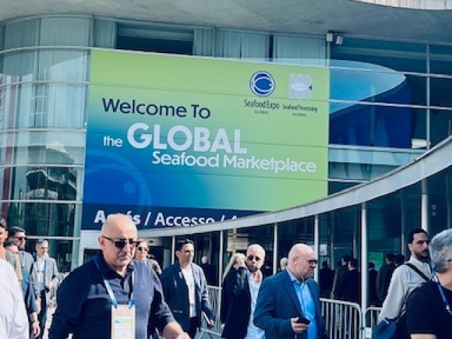 Ahumados El Duende atendiendo la Seafood Global Fair en Barcelona