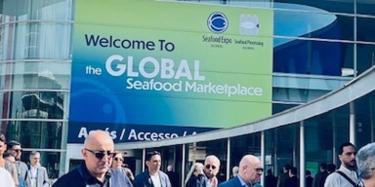 Ahumados El Duende atendiendo la Seafood Global Fair en Barcelona