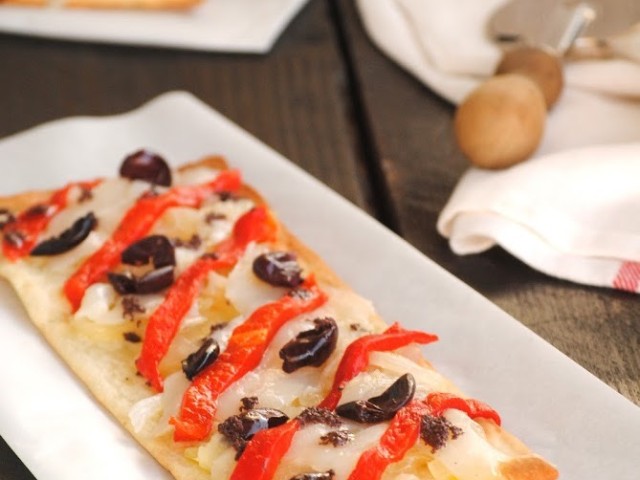 Coca crujiente de bacalao ahumado con olivada