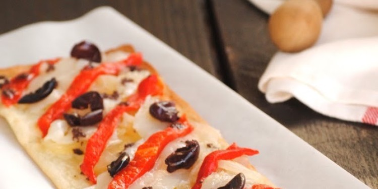 Coca crujiente de bacalao ahumado con olivada